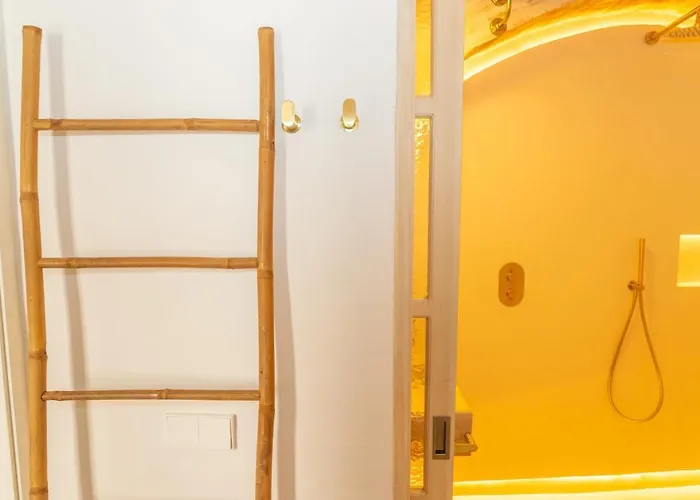 Casa Acua De Guzman | De Diseno, Casco Hist.