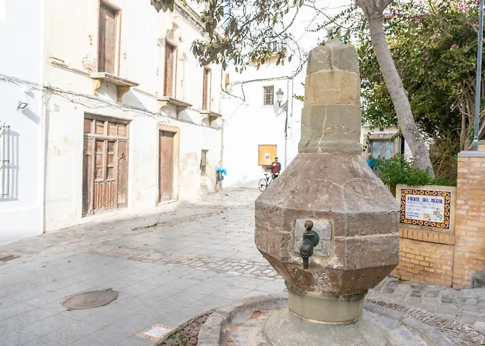 Casa Acua De Guzman | De Diseno, Casco Hist.